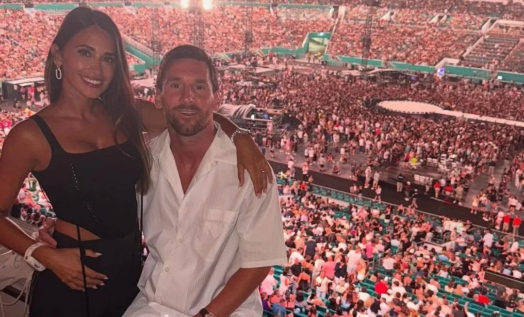 Messi y Antonela sorprendieron al aparecer en la kiss cam durante el show de Coldplay, en un estadio eufórico en Miami