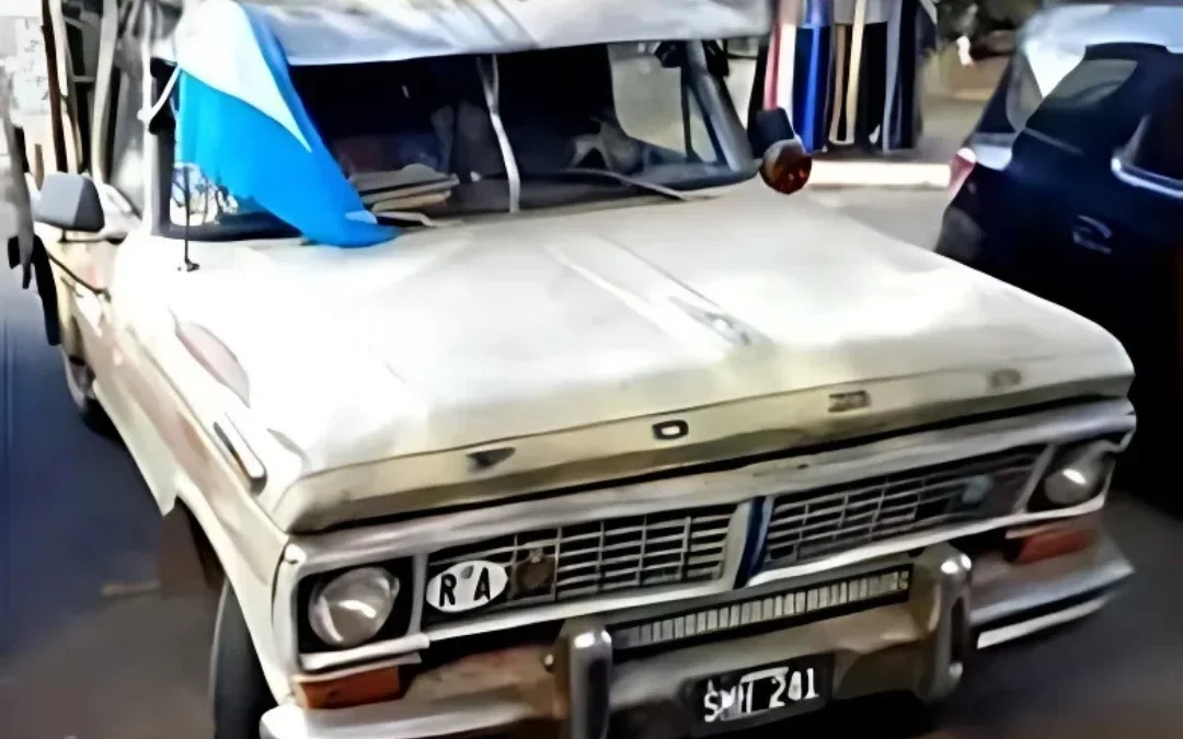 Rumbo a Alaska en una F100 del 73: Una pareja viaja con su perrito, vendiendo stickers y artesanías donde paran