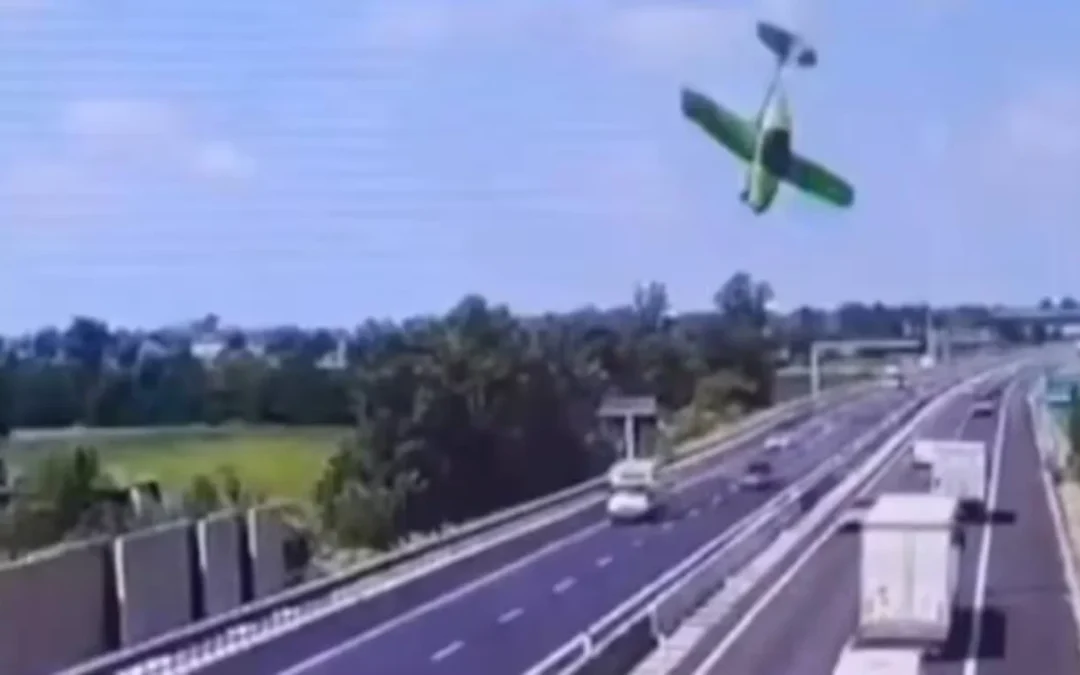 Una avioneta ultraligera chocó en una autopista en Italia, dejando un saldo de dos personas muertas y dos heridos leves