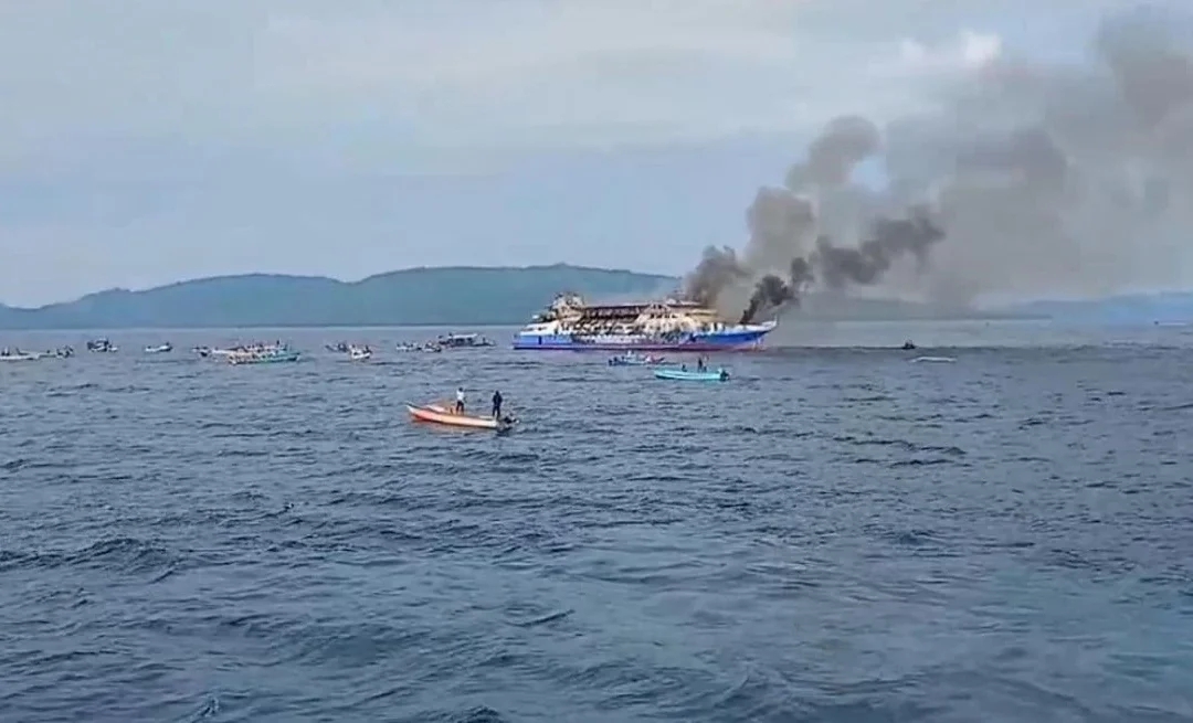 Indonesia: al menos 5 fallecidos en un trágico y devastador incendio en un ferry en el que viajaban más de 400 personas