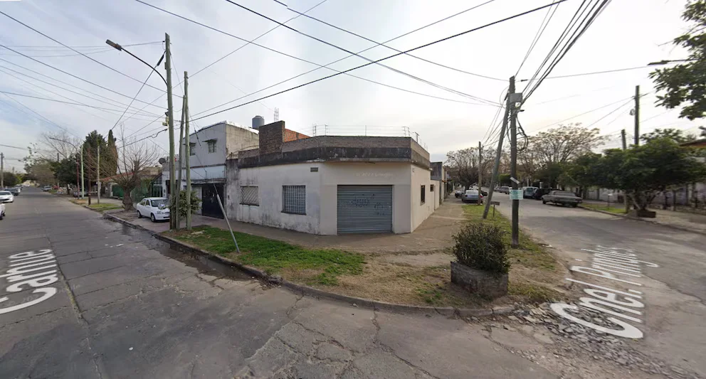 Ladrones en fuga subieron a alta velocidad a la vereda destruyendo elementos de un negocio, sucedió en Caseros, Buenos Aires