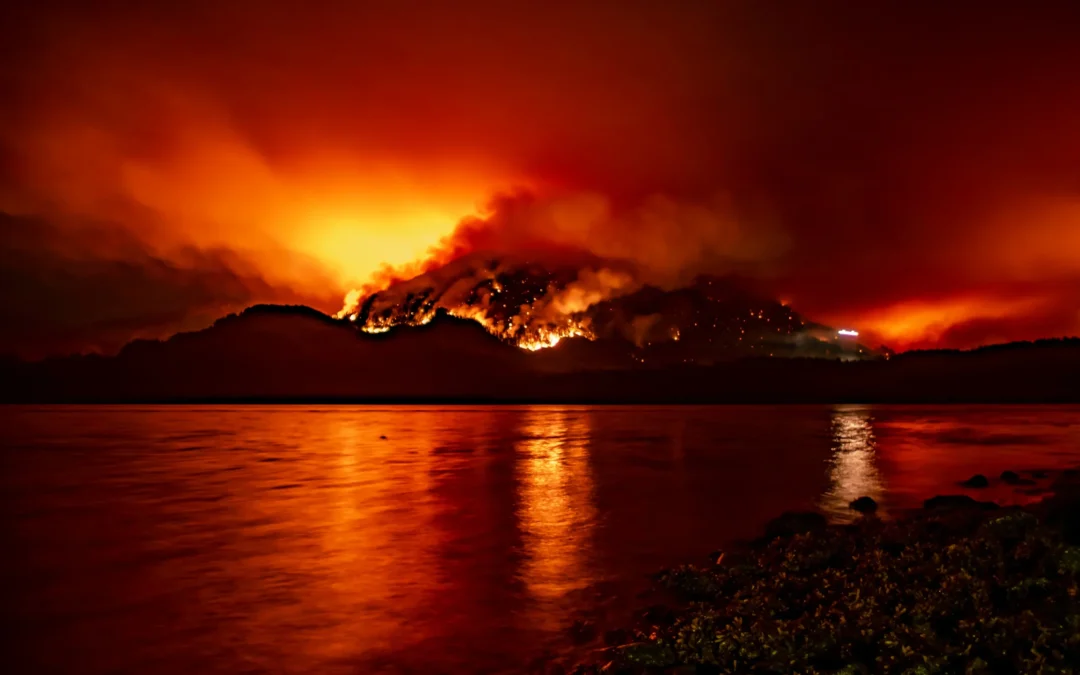 Un gran incendio arrasa una montaña en el oeste de Canadá y pone en riesgo de evacuación a los habitantes de una ciudad lindera