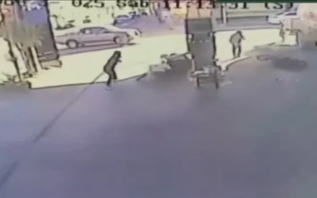 Un motociclista impactado por un auto voló por los aires e impactó contra personas en una estación de servicio