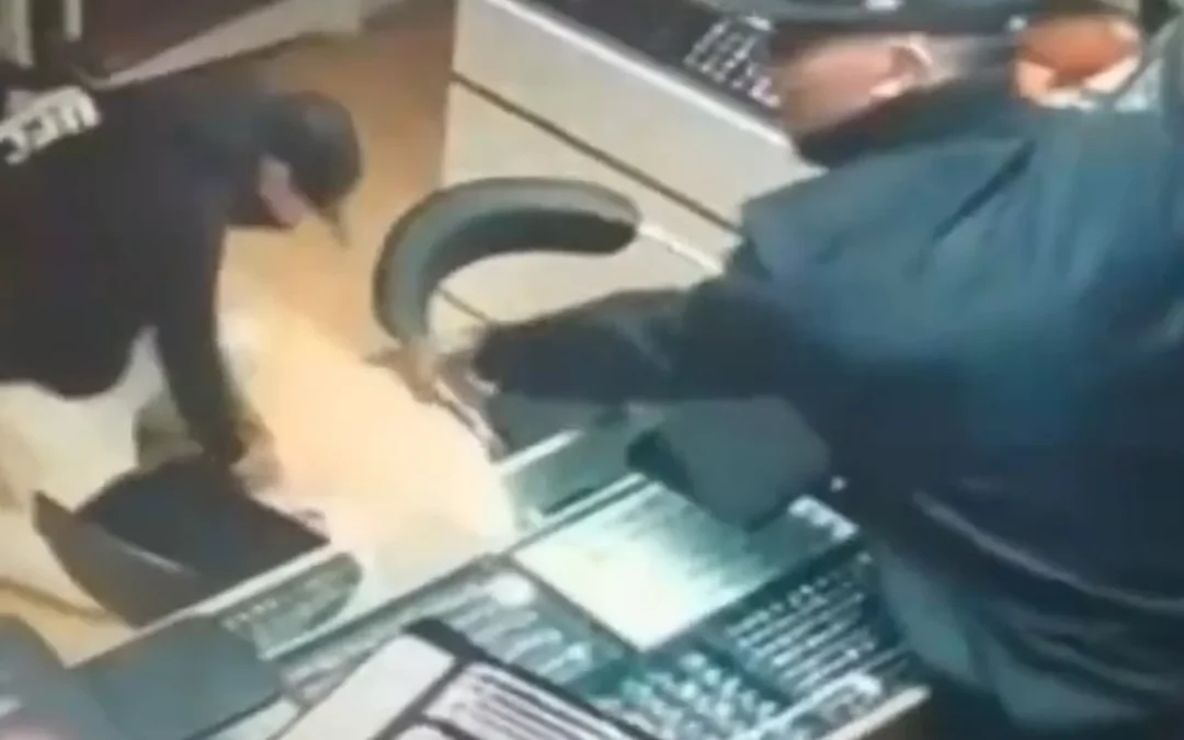Buenos Aires: dos delincuentes robaron una joyería, amenazaron a clientes y empleados; y huyeron con el botín, en Monte Grande