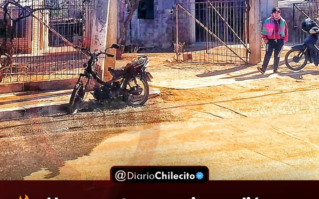 Una moto se incendió por aparentes fallas mecánicas en el centro de Sañogasta y quedó destruida en un 90%
