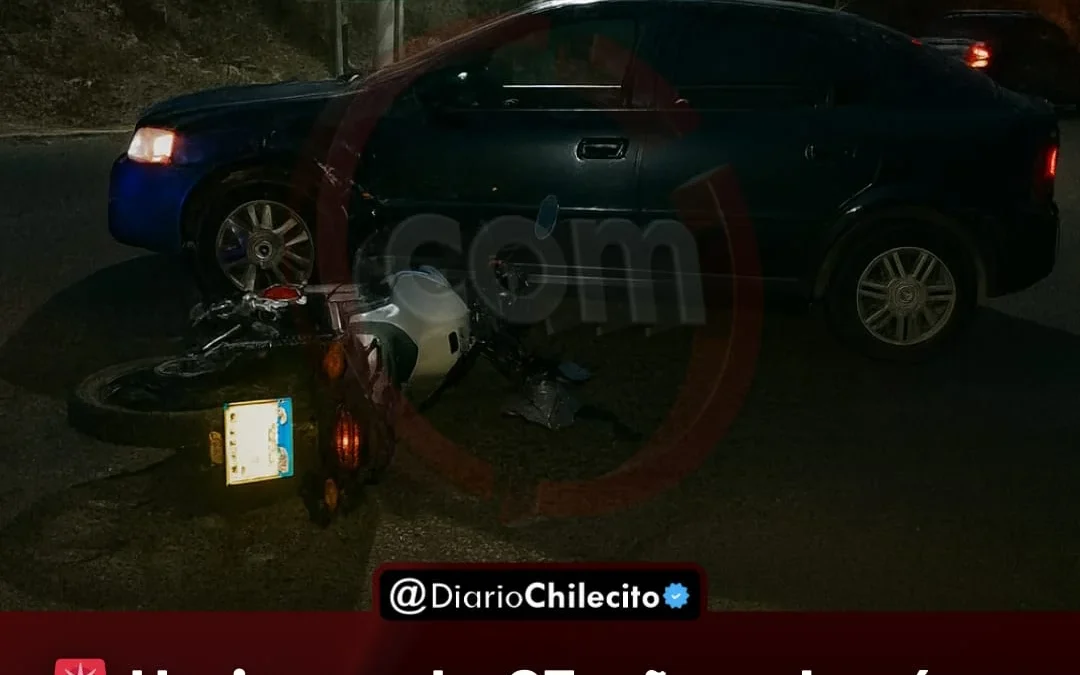 Un joven de 23 años chocó en moto contra un auto: quedó internado tras sufrir varias escoriaciones