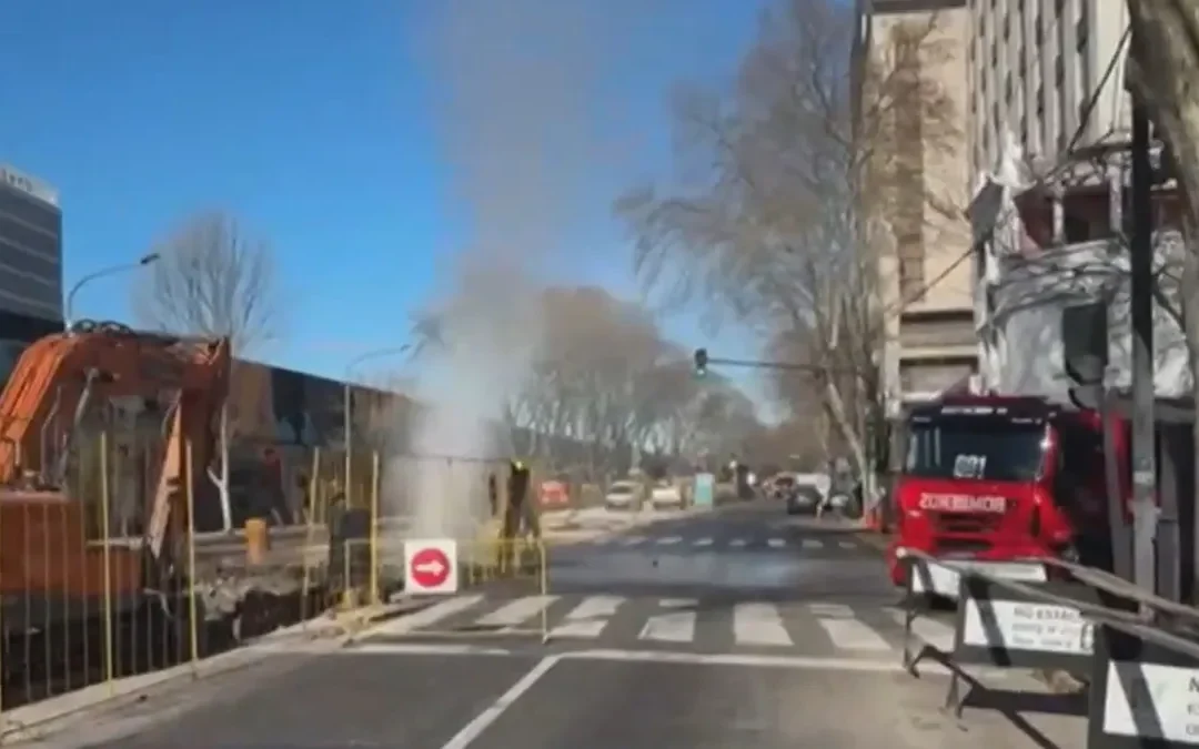 Operativo en Palermo por un escape de gas en la vía pública. Bomberos y médicos trabajan en la zona para controlar la situación