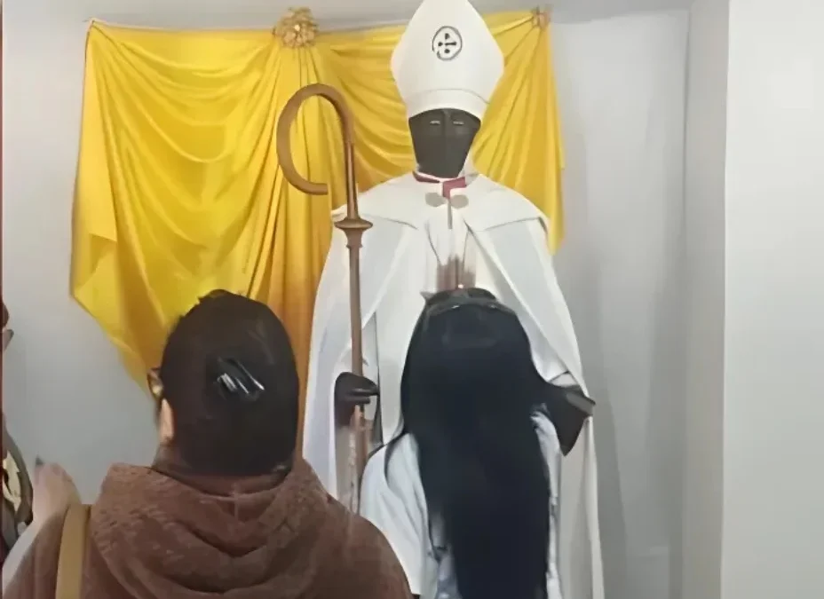 Obispo Dante Braida junto a la imagen de San Nicolas y las reliquias de los Beatos Mártires riojanos, recorren Chilecito