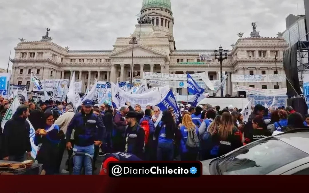 «Nuestro futuro no se vende»: jóvenes y docentes se movilizan hoy en defensa de la educación pública, frente al Congreso