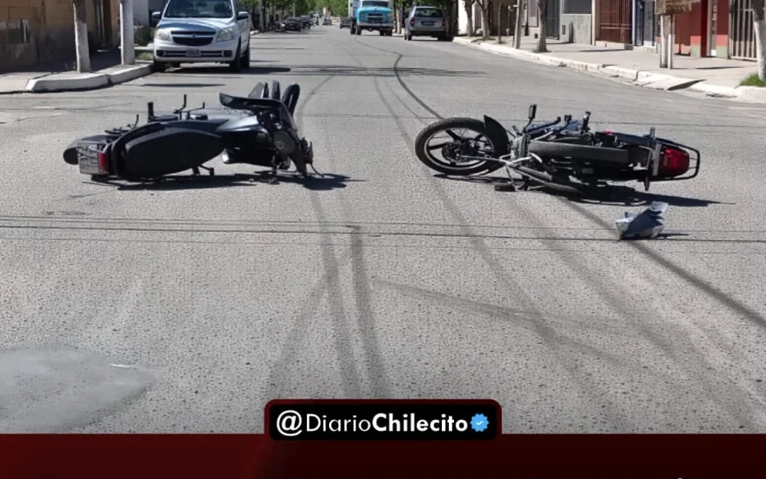 Dos motos chocaron en la esquina de Ramírez de Velazco y Máximo Martínez: dos jóvenes terminaron con lesiones leves