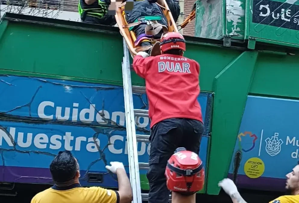 Córdoba: Un hombre que dormía en un contenedor de basura, fue rescatado del interior de un camión recolector a punto de ser compactado