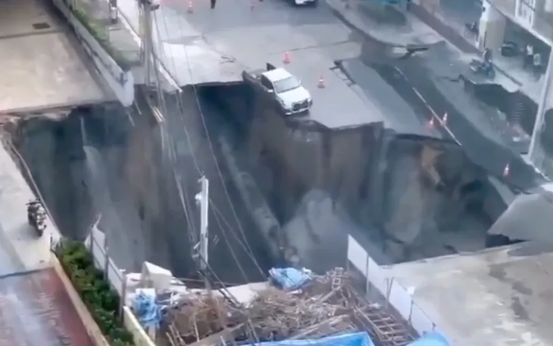 Un socavón de grandes dimensiones se abrió frente a un hospital en Bangkok; Tailandia, formando un cráter de 50 metros de profundidad
