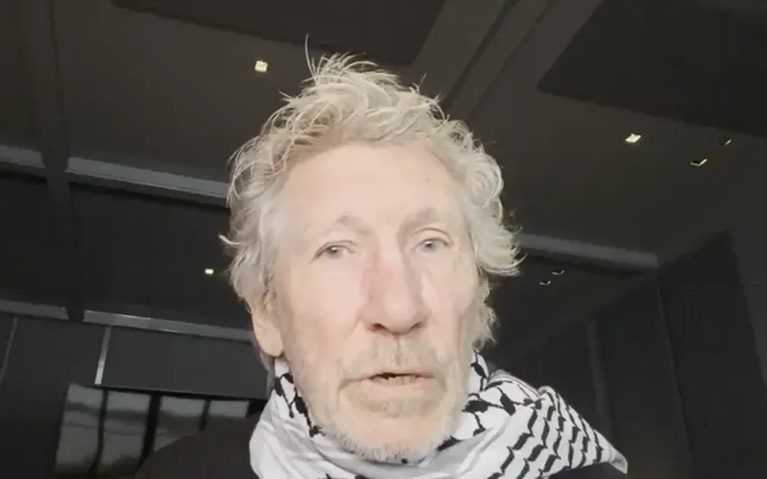 Roger Waters escupió al nombrar a Milei y otros mandatarios que son «indiferentes, o apoyan los ataques de Israel en Gaza»