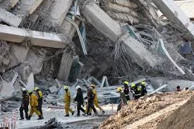 20 víctimas fatales tras un sismo de 6,9 grados que azotó Filipinas, causando derrumbes en varias localidades