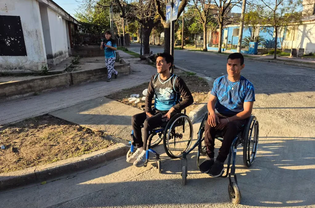 Córdoba: Cinco hombres con discapacidad motriz junto a sus vecinos construyeron una rampa en la vereda