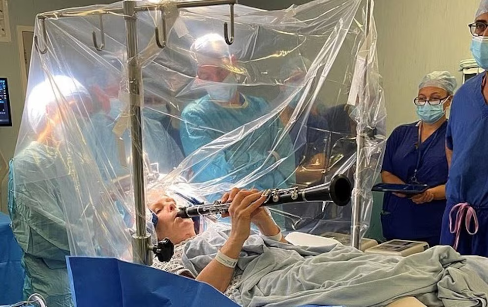 Inglaterra: operaron exitosamente a una paciente de párkinson. La mujer estaba despierta y tocando el clarinete durante la intervención