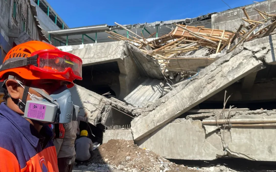 Casi 60 personas siguen atrapadas bajo los escombros de escuela derrumbada en Indonesia