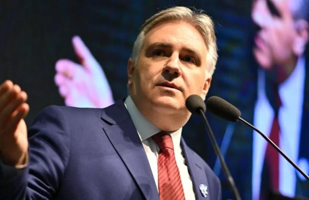 Martín Llaryora apuntó contra el presidente Javier Milei y afirmó que “le viene errando” con las decisiones económicas que, según dijo, “están llenando la Argentina de desempleo y exclusión”
