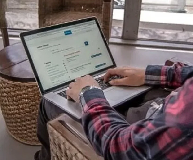 “Queremos que nadie gaste en viajes si puede hacerlo online”: La Provincia acelera la digitalización de títulos