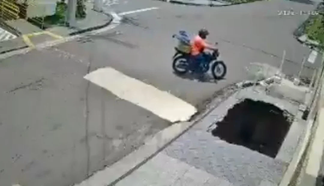 Brasil: un hombre caminaba por una vereda y cayó en un enorme agujero que se abrió a sus pies