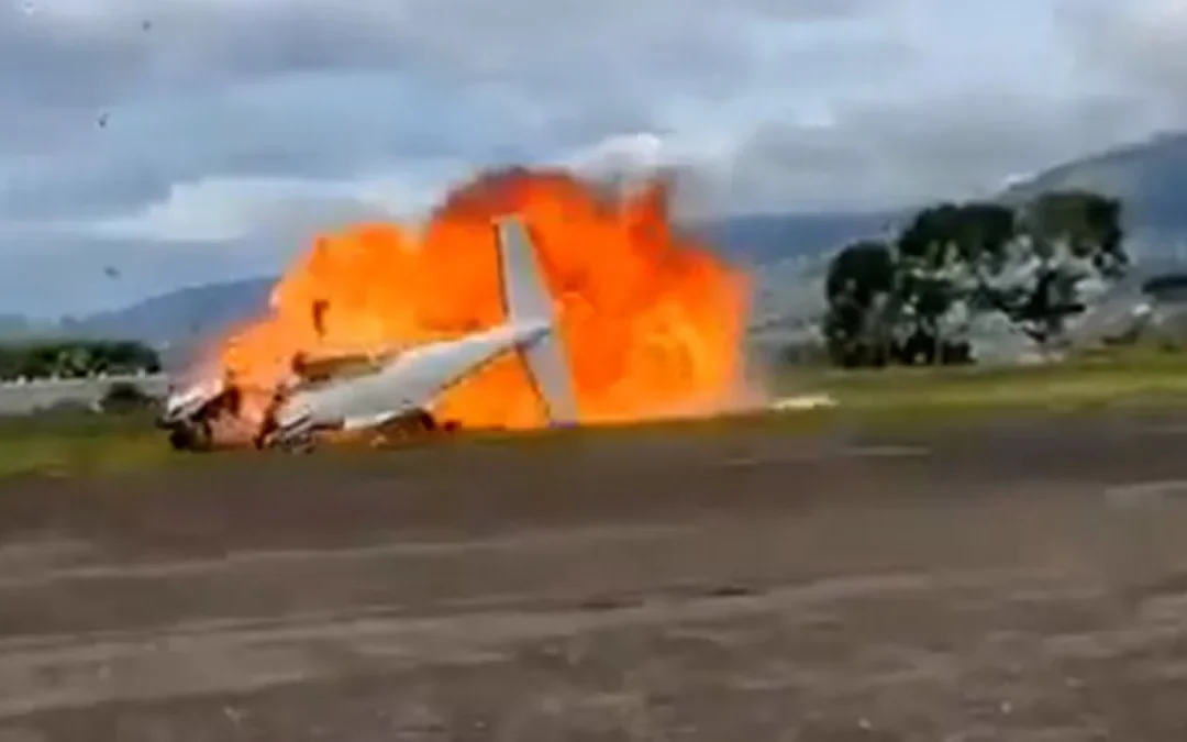 Venezuela: Dos tripulantes perdieron la vida tras accidente de una aeronave que se precipitó a tierra durante el despegue