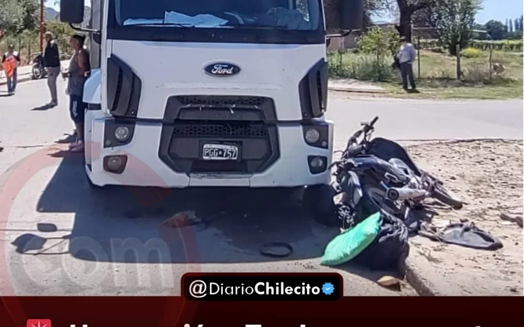Un camión Ford y una moto colisionaron en Nonogasta: los ocupantes de la moto terminaron en el hospital de Chilecito