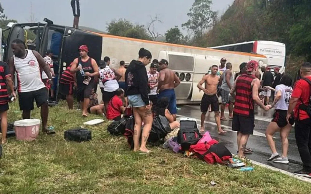 Brasil: Volcó un colectivo con hinchas del Flamengo que viajaban al partido contra Racing, hay varios heridos
