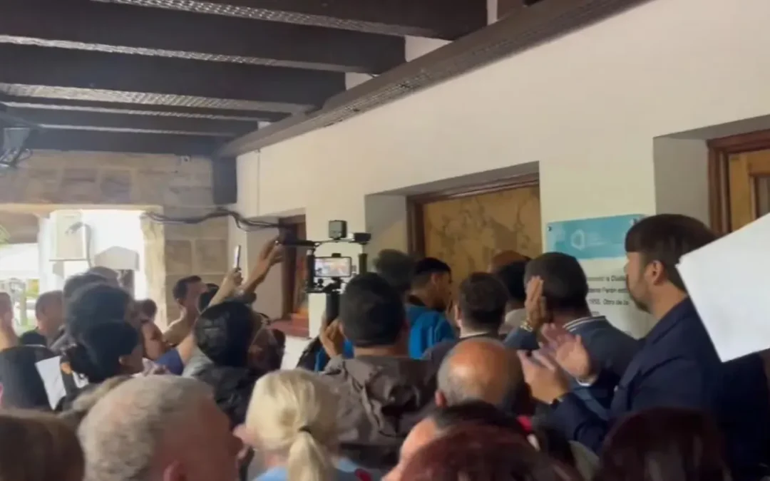 Familiares de personas con discapacidad ingresaron a las oficinas de ANDIS en Buenos Aires, exigiendo ser atendidos y que se cumpla con la Ley de emergencia