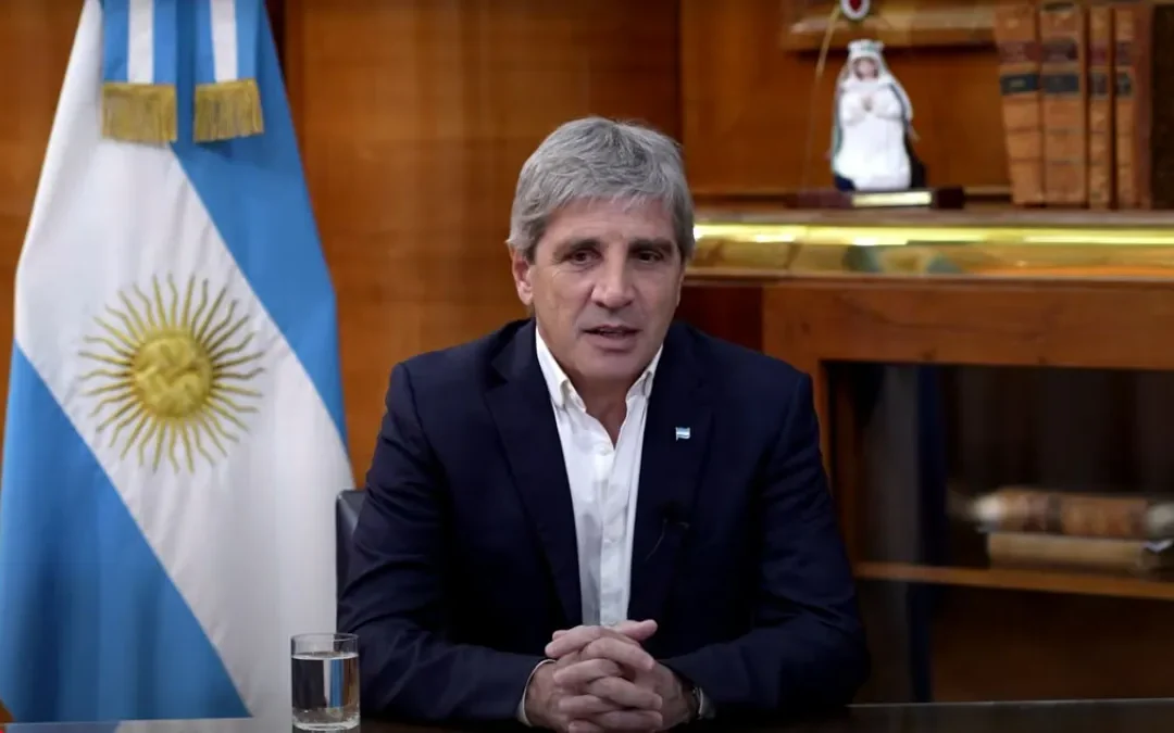 Desde Estados Unidos, Caputo anunció una reforma laboral que habilita despidos sin indemnización en Argentina