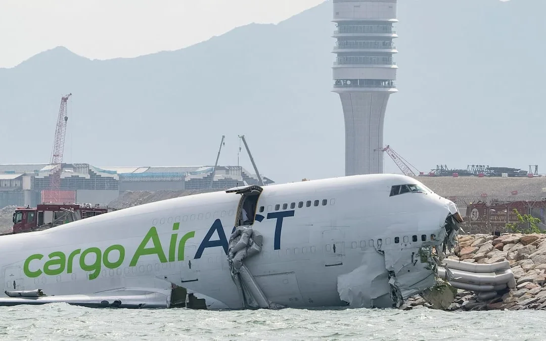 Avión de carga perdió el control al aterrizar en Hong Kong y cayó al mar tras chocar con un vehículo: dos personas murieron en el hecho
