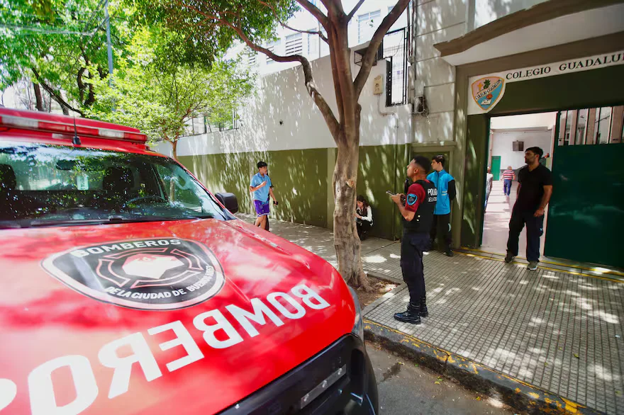Bs.As: Alumnos terminaron con quemaduras durante un experimento escolar. Manipulaban alcohol y una chispa provocó un incendio en la mesa
