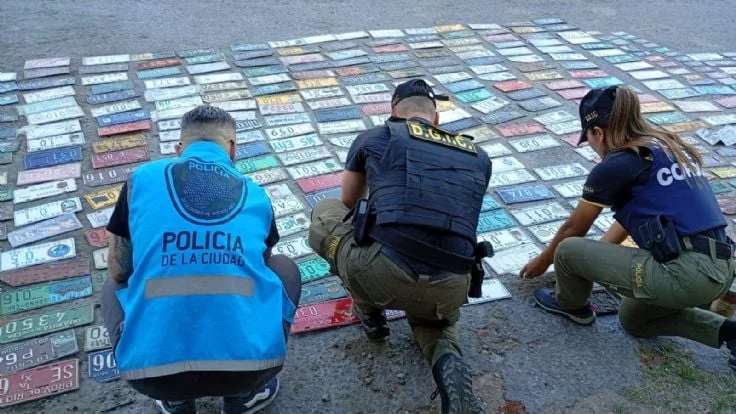 Desmantelaron un taller que falsificaba chapas patentes y las vendía por Mercado Libre, en la provincia de Córdoba