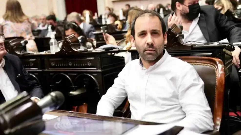Diputado denunció en el Congreso que Nación está «entregando el país a EE.UU.» y mostró una boleta con funcionarios extranjeros