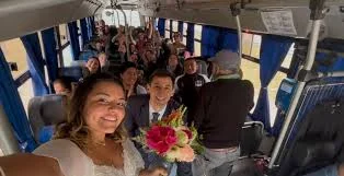 Córdoba: recién casados se fueron desde la iglesia a la fiesta en colectivo. «Era un chiste y quedó», dijo la novia