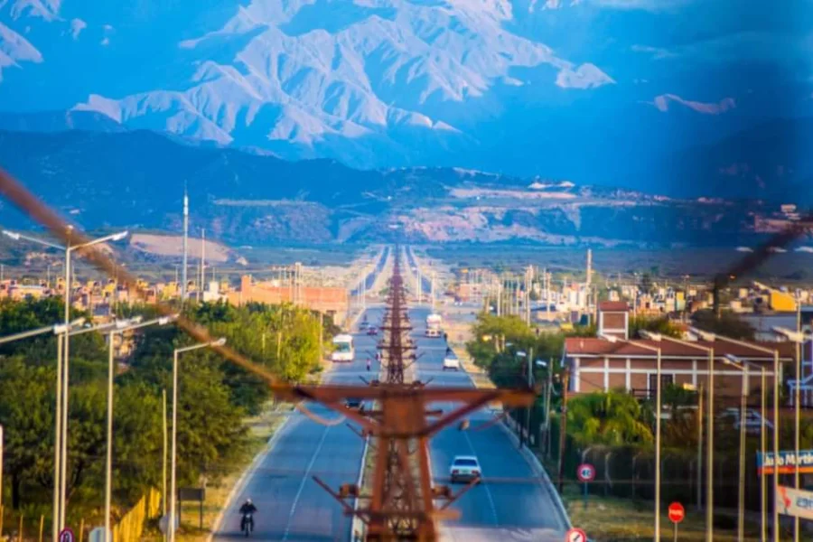 Expedición Famatina abrió una nueva oficina frente a la plaza, y amplía su apuesta por el turismo local y regional