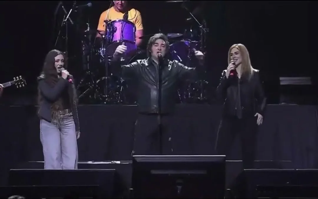 Mientras presentaba su libro «La construcción del milagro», Milei cantó la canción hebrea “Nagila Hava”, ante un público incómodo