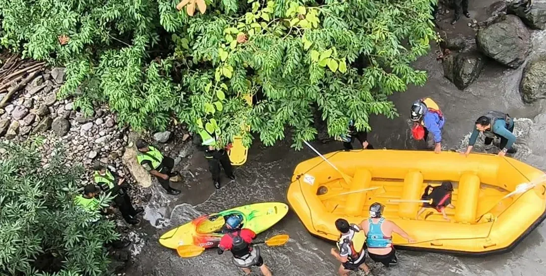 Hallan el cuerpo sin vida de uno de los niños que cayó al río en un vehículo, aún hay cuatro desaparecidos