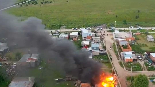Mar del Plata: vecinos destruyeron un colegio y quemaron la casa de un acusado de abuso tras la inacción escolar