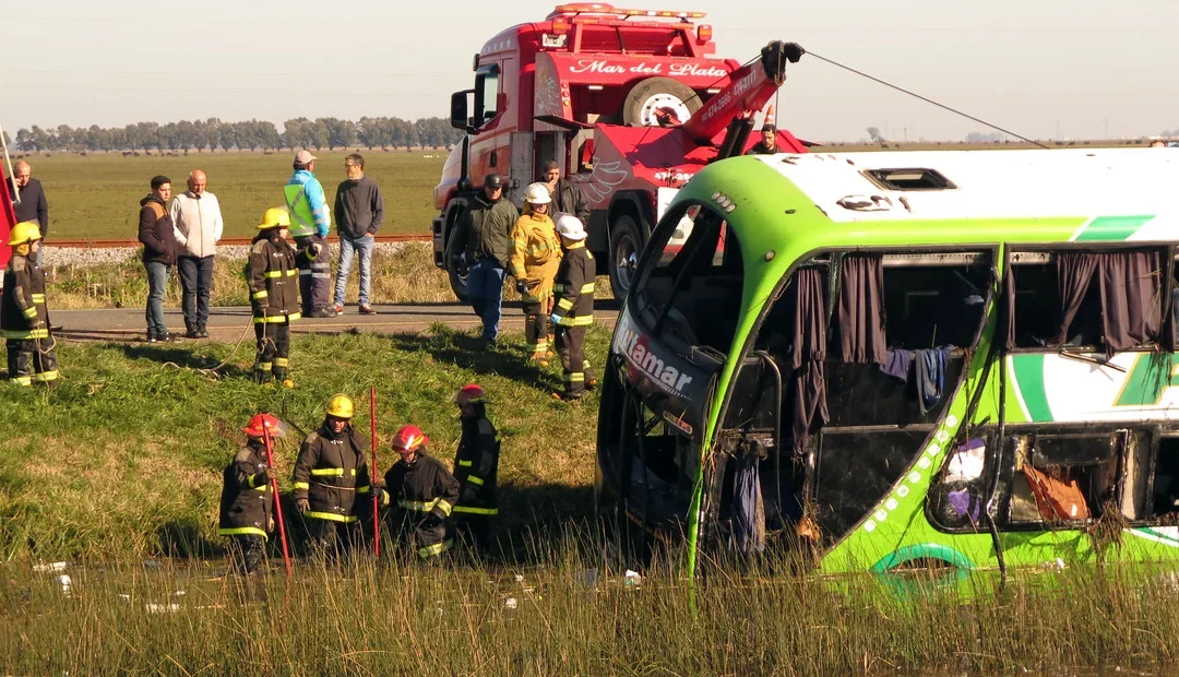 Dos personas fallecieron en Mar Chiquita luego de que volcara en la Ruta 2 un micro que se dirigía a Mar del Plata