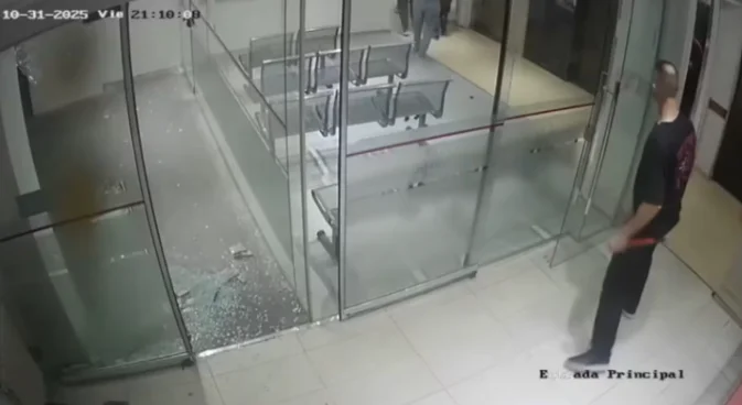Buenos Aires: Un hombre destrozó los vidrios de una clínica y se llevó a su madre sin alta clínica. Sucedió en La Plata