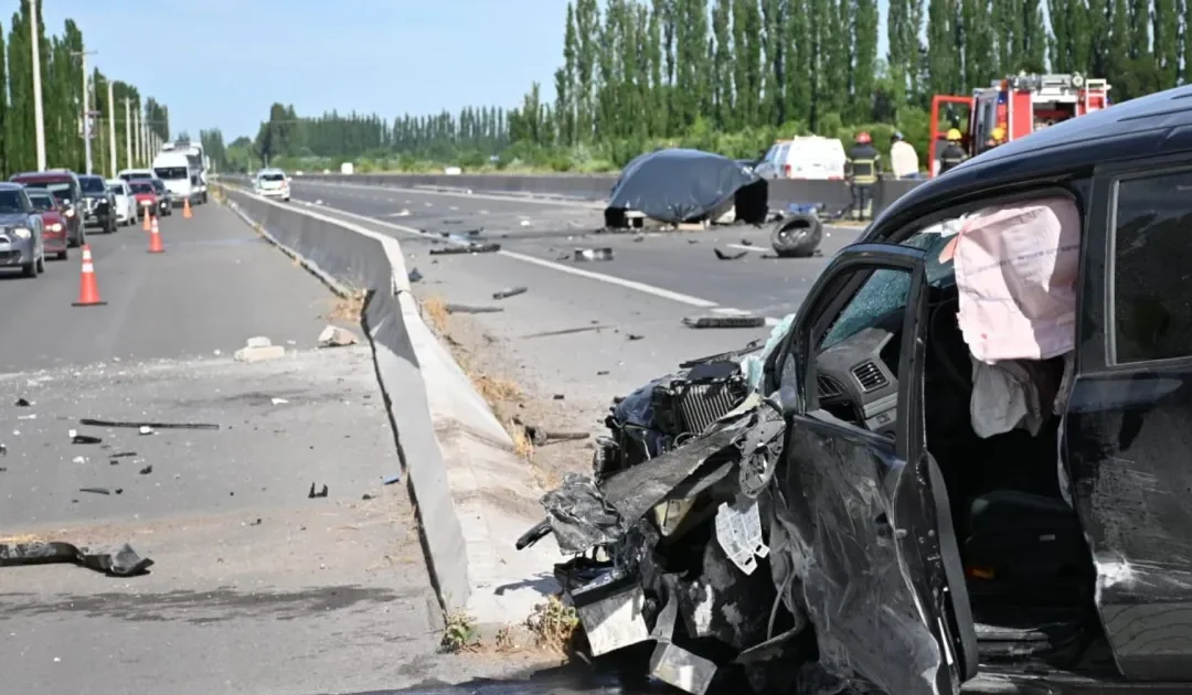 Choque fatal en Rio Negro: cuatro fallecidos tras detenerse en la banquina y ser embestidos por otro vehiculo