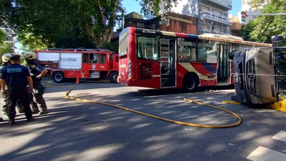 Buenos Aires: Colectivo chocó contra un camión provocando un vuelco. Unas 14 personas resultaron heridas, ninguna de gravedad.