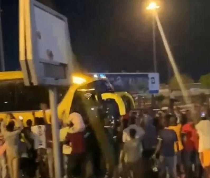 Angola: fanáticos rebalsaron las calles ante la llegada de la selección Argentina y corearon a Messi durante su paso en colectivo