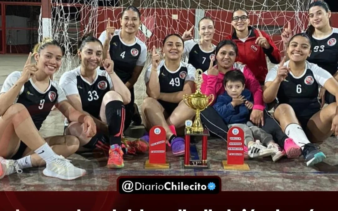 La noche del handball dejó alegría en Independiente: las chicas fueron campeonas y el juvenil ganó ante un público que acompaño siempre