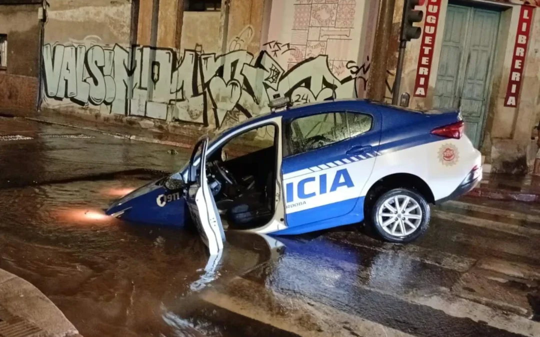 Córdoba: Dos combis de transporte escolar y un policía cayeron en pozos provocados por las lluvias