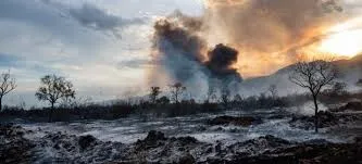 La Rioja: La propagación del incendio obliga a pausar maniobras aéreas mientras se ubican áreas seguras para seguir el combate