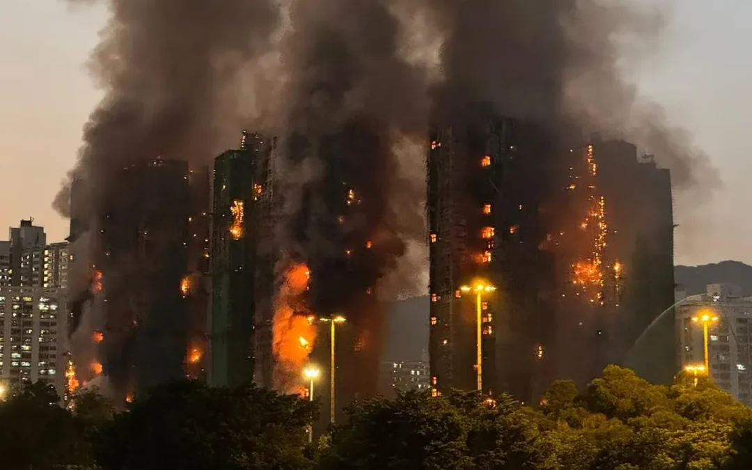 Al menos 13 personas murieron tras el incendio de un complejo en varias torres de Hong Kong. Continúan los rescates