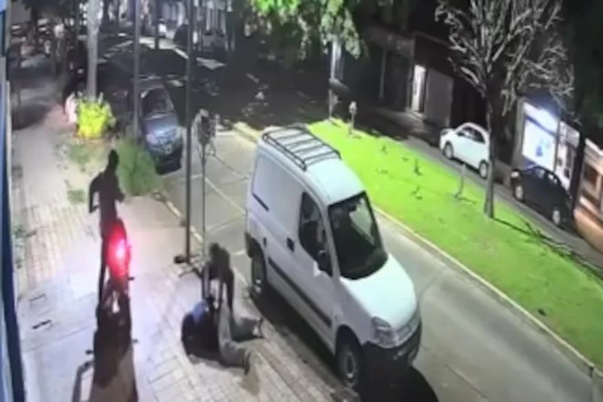 Buenos Aires: motochorros asaltaron a una joven estudiante, la arrojaron al piso y amenazaron con dispararle