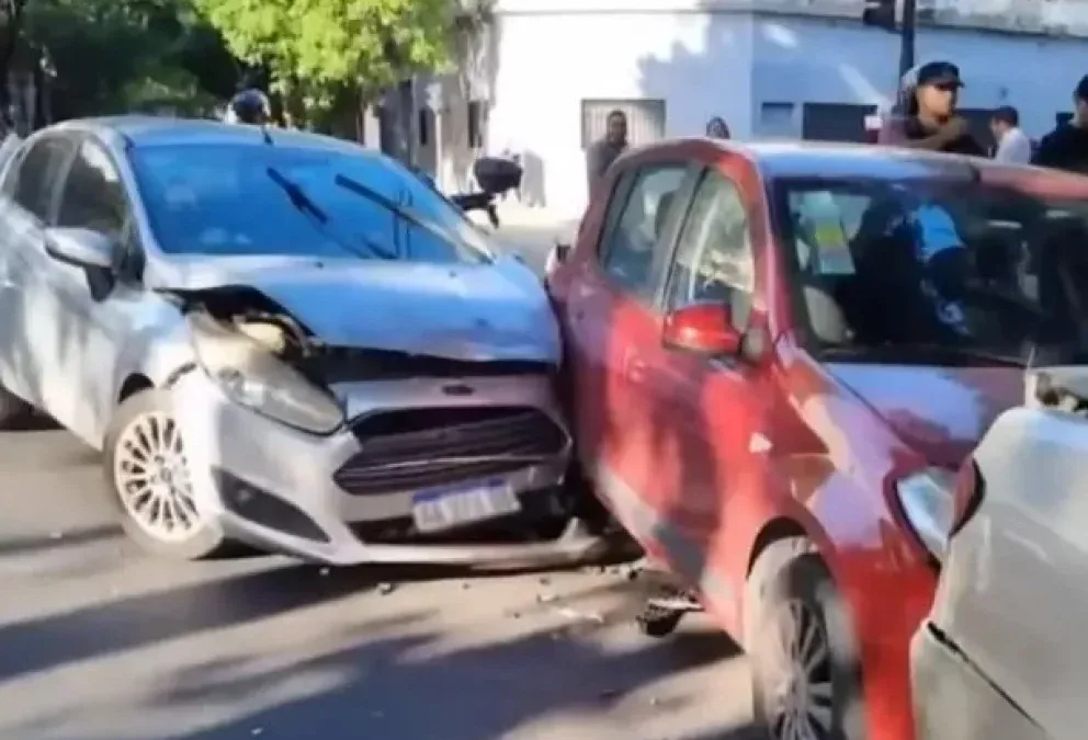 Buenos Aires: Un conductor enyesado y alcoholizado, chocó contra tres vehículos estacionados y se atrincheró en su auto. Tenía 1.5gr de alcohol en sangre