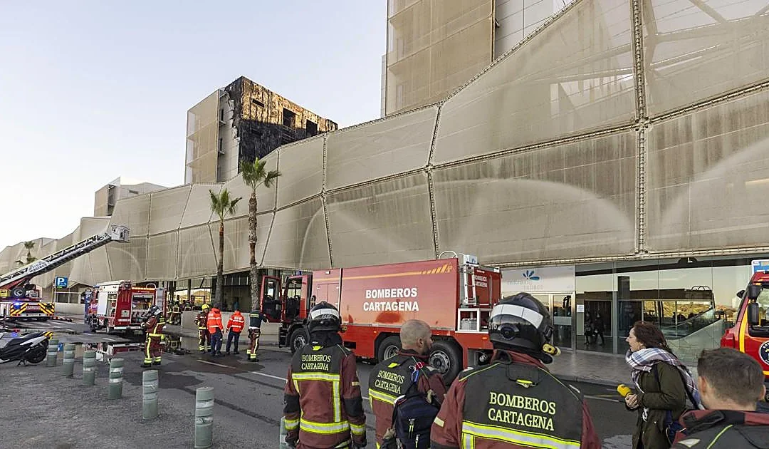 España: Incendio en un hospital de Cartagena se propagó por el viento. Bomberos controlaron el fuego y no se reportaron heridos